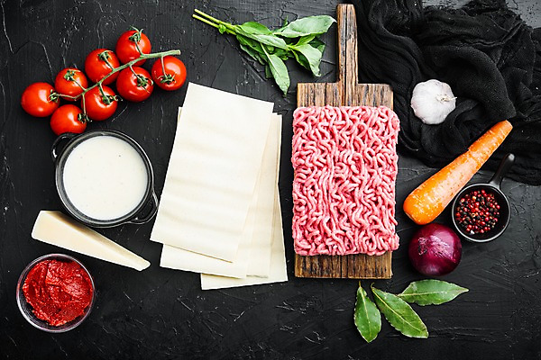 포토 JPG 해외이미지 그릇 식재료 방울토마토 검은배경 실내 사람없음 하이앵글 당근 소고기 바질 나무도마 다진고기 라자냐 적양파 통후추 파마산치즈 해외포토 식기 뷰포인트 백그라운드 토마토 양파 치즈 뿌리채소 도마 육류 내부 목재 검은색 이탈리아음식 후추 파일형식