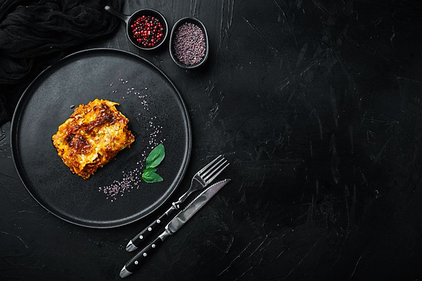 포토 JPG 해외이미지 접시 포크 검은배경 실내 사람없음 나이프 바질 라자냐 통후추 카피스페이스 해외포토 식기 백그라운드 내부 검은색 공백 칼 이탈리아음식 후추 파일형식