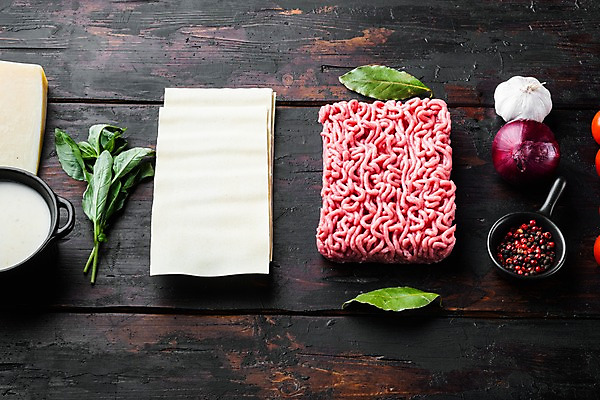 포토 JPG 해외이미지 그릇 식재료 실내 사람없음 소고기 바질 다진고기 라자냐 적양파 통마늘 통후추 카피스페이스 나무배경 해외포토 식기 백그라운드 양파 마늘 육류 내부 공백 이탈리아음식 후추 파일형식