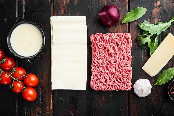 포토 JPG 해외이미지 그릇 잎 식재료 방울토마토 실내 사람없음 하이앵글 소고기 다진고기 라자냐 적양파 통마늘 파마산치즈 나무배경 해외포토 식물 식기 뷰포인트 백그라운드 토마토 양파 치즈 마늘 육류 내부 이탈리아음식 파일형식