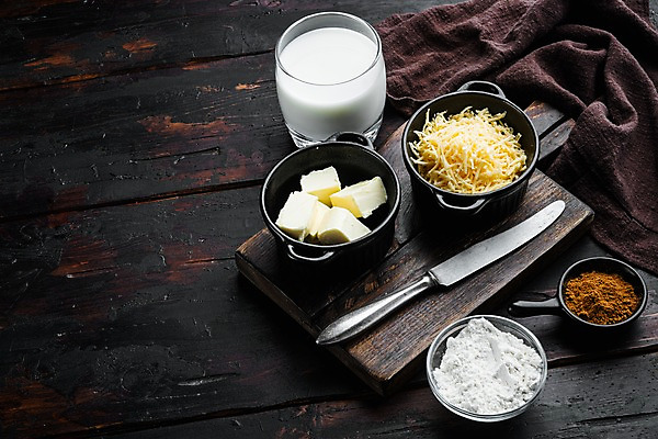 포토 JPG 해외이미지 그릇 식재료 잔 치즈 실내 사람없음 우유 나이프 버터 나무도마 라자냐 카피스페이스 나무배경 해외포토 식기 백그라운드 유제품 도마 내부 목재 공백 칼 이탈리아음식 파일형식