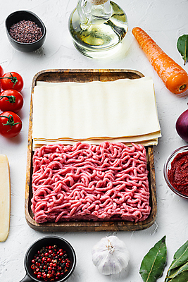 포토 JPG 해외이미지 식재료 방울토마토 실내 사람없음 당근 소고기 올리브오일 흰배경 바질 나무쟁반 다진고기 라자냐 통마늘 통후추 해외포토 백그라운드 토마토 뿌리채소 쟁반 마늘 육류 내부 목재 흰색 이탈리아음식 기름_음식 후추 파일형식