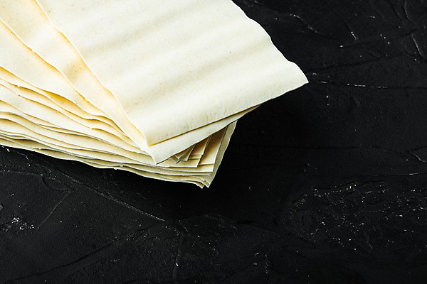 포토 JPG 해외이미지 식재료 검은배경 실내 사람없음 쌓기 라자냐 카피스페이스 해외포토 백그라운드 모션 내부 검은색 공백 이탈리아음식 파일형식