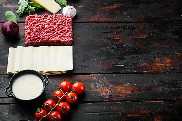 포토 JPG 해외이미지 그릇 식재료 방울토마토 실내 사람없음 소고기 바질 다진고기 라자냐 적양파 통마늘 파마산치즈 카피스페이스 나무배경 해외포토 식기 백그라운드 토마토 양파 치즈 마늘 육류 내부 공백 이탈리아음식 파일형식