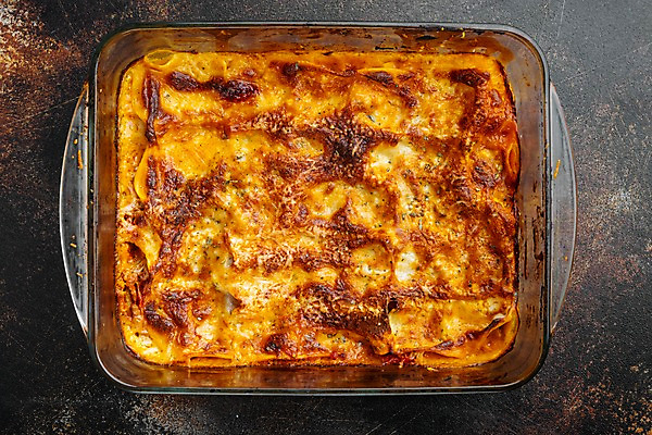 포토 JPG 해외이미지 실내 사람없음 하이앵글 굽기 라자냐 캐서롤 나무배경 해외포토 뷰포인트 백그라운드 내부 용기_그릇 이탈리아음식 구이 파일형식