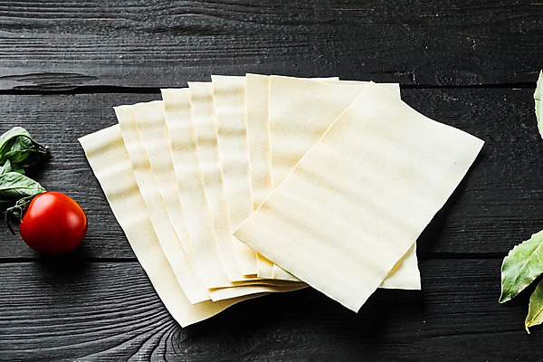 포토 JPG 해외이미지 식재료 방울토마토 검은배경 실내 사람없음 쌓기 바질 라자냐 해외포토 백그라운드 토마토 모션 내부 검은색 이탈리아음식 파일형식