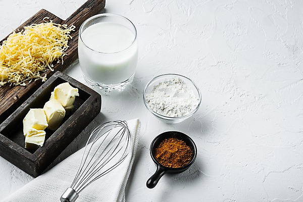 포토 JPG 해외이미지 식재료 잔 치즈 실내 사람없음 우유 나무상자 흰배경 거품기 버터 나무도마 라자냐 카피스페이스 해외포토 식기 백그라운드 주방용품 유제품 도마 내부 목재 상자 공백 흰색 이탈리아음식 파일형식