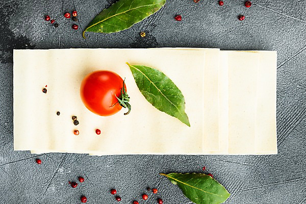 포토 JPG 해외이미지 잎 식재료 방울토마토 회색배경 실내 사람없음 하이앵글 라자냐 통후추 해외포토 식물 뷰포인트 백그라운드 토마토 내부 회색 이탈리아음식 후추 파일형식