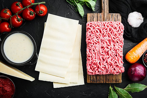 포토 JPG 해외이미지 그릇 잎 식재료 방울토마토 검은배경 실내 사람없음 당근 소고기 나무도마 다진고기 라자냐 적양파 통마늘 파마산치즈 해외포토 식물 식기 백그라운드 토마토 양파 치즈 뿌리채소 도마 마늘 육류 내부 목재 검은색 이탈리아음식 파일형식