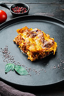 포토 JPG 해외이미지 접시 방울토마토 실내 사람없음 바질 라자냐 통후추 나무배경 해외포토 식기 백그라운드 토마토 내부 이탈리아음식 후추 파일형식