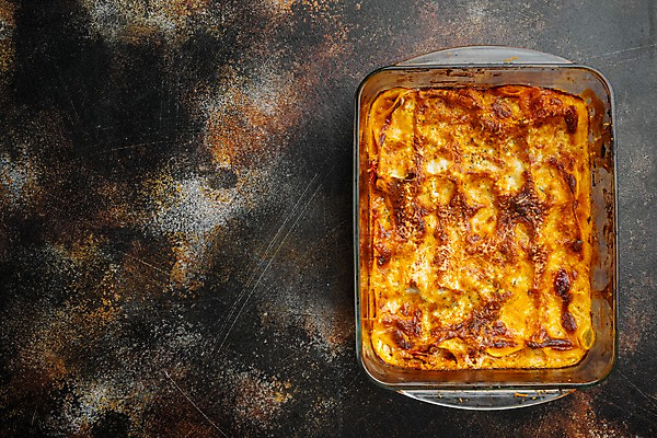 포토 JPG 해외이미지 실내 사람없음 굽기 라자냐 캐서롤 카피스페이스 나무배경 해외포토 백그라운드 내부 공백 용기_그릇 이탈리아음식 구이 파일형식