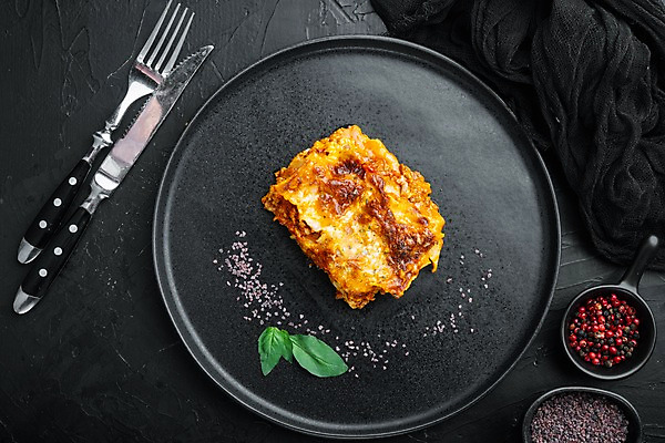 포토 JPG 해외이미지 접시 포크 검은배경 실내 사람없음 나이프 바질 라자냐 통후추 해외포토 식기 백그라운드 내부 검은색 칼 이탈리아음식 후추 파일형식