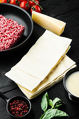 포토 JPG 해외이미지 그릇 접시 식재료 방울토마토 검은배경 실내 사람없음 소고기 바질 다진고기 라자냐 통후추 파마산치즈 해외포토 식기 백그라운드 토마토 치즈 육류 내부 검은색 이탈리아음식 후추 파일형식