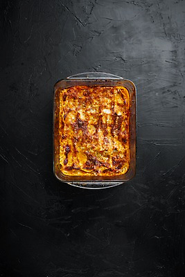 포토 JPG 해외이미지 검은배경 실내 사람없음 하이앵글 굽기 라자냐 캐서롤 해외포토 뷰포인트 백그라운드 내부 검은색 용기_그릇 이탈리아음식 구이 파일형식