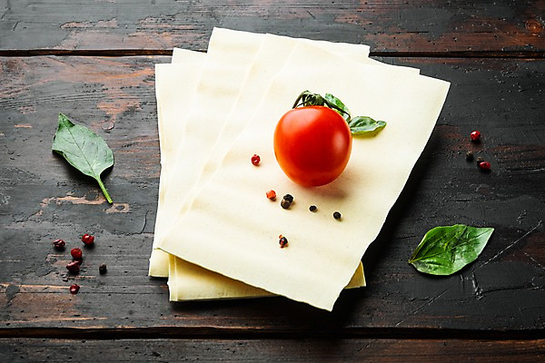 포토 JPG 해외이미지 식재료 방울토마토 실내 사람없음 쌓기 바질 라자냐 통후추 나무배경 해외포토 백그라운드 토마토 모션 내부 이탈리아음식 후추 파일형식