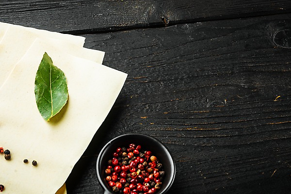 포토 JPG 해외이미지 식재료 검은배경 실내 사람없음 바질 라자냐 통후추 카피스페이스 해외포토 백그라운드 내부 검은색 공백 이탈리아음식 후추 파일형식