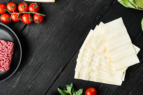 포토 JPG 해외이미지 접시 식재료 방울토마토 검은배경 실내 사람없음 하이앵글 소고기 바질 다진고기 라자냐 카피스페이스 해외포토 식기 뷰포인트 백그라운드 토마토 육류 내부 검은색 공백 이탈리아음식 파일형식