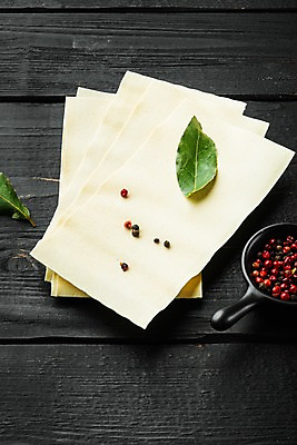 포토 JPG 해외이미지 식재료 검은배경 실내 사람없음 쌓기 바질 라자냐 통후추 해외포토 백그라운드 모션 내부 검은색 이탈리아음식 후추 파일형식