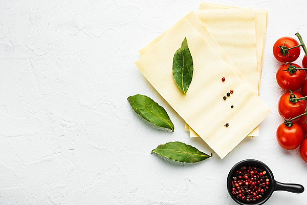 포토 JPG 해외이미지 잎 식재료 방울토마토 실내 사람없음 흰배경 바질 라자냐 통후추 카피스페이스 해외포토 식물 백그라운드 토마토 내부 공백 흰색 이탈리아음식 후추 파일형식