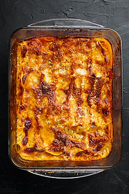 포토 JPG 해외이미지 표면 검은배경 실내 사람없음 굽기 라자냐 캐서롤 해외포토 백그라운드 내부 검은색 용기_그릇 이탈리아음식 구이 파일형식