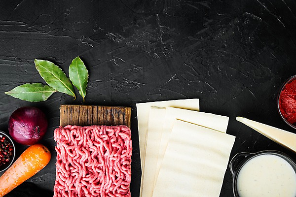 포토 JPG 해외이미지 식재료 검은배경 실내 사람없음 하이앵글 당근 소고기 바질 나무도마 다진고기 라자냐 적양파 파마산치즈 카피스페이스 해외포토 뷰포인트 백그라운드 양파 치즈 뿌리채소 도마 육류 내부 목재 검은색 공백 이탈리아음식 파일형식