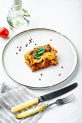 포토 JPG 해외이미지 접시 포크 방울토마토 실내 사람없음 식탁보 나이프 올리브오일 흰배경 바질 라자냐 해외포토 식기 백그라운드 토마토 내부 흰색 칼 이탈리아음식 기름_음식 파일형식