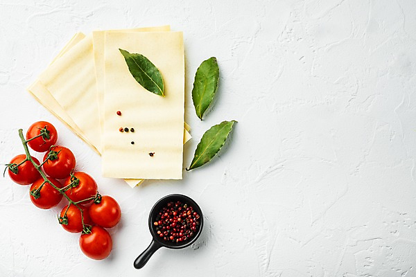 포토 JPG 해외이미지 식재료 방울토마토 실내 사람없음 하이앵글 흰배경 바질 라자냐 통후추 카피스페이스 해외포토 뷰포인트 백그라운드 토마토 내부 공백 흰색 이탈리아음식 후추 파일형식