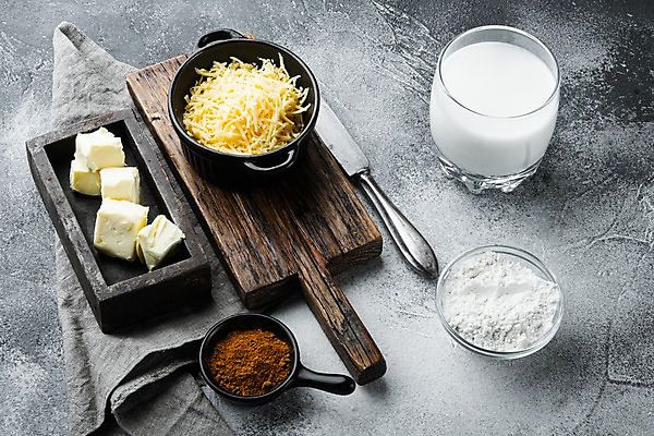 포토 JPG 해외이미지 그릇 식재료 회색배경 잔 치즈 실내 사람없음 우유 나이프 나무상자 버터 나무도마 라자냐 해외포토 식기 백그라운드 유제품 도마 내부 목재 상자 회색 칼 이탈리아음식 파일형식