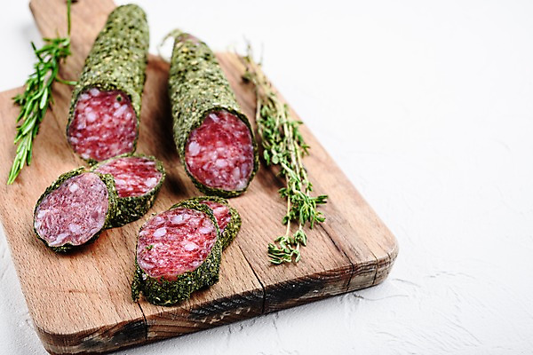 포토 JPG 해외이미지 건조 실내 돼지고기 사람없음 소시지 흰배경 슬라이스 로즈메리 나무도마 백리향 살라미 허브가루 카피스페이스 해외포토 백그라운드 도마 육류 내부 목재 공백 흰색 가공식품 가루 허브 파일형식