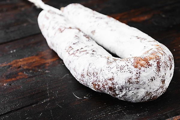 포토 JPG 해외이미지 건조 실내 돼지고기 사람없음 한개 소시지 나무배경 해외포토 1 백그라운드 육류 내부 가공식품 파일형식