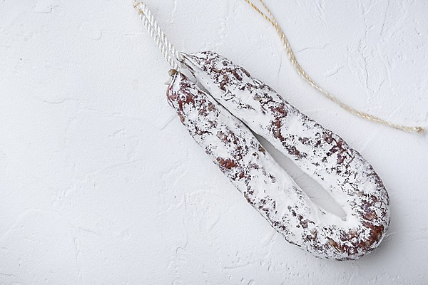 포토 JPG 해외이미지 줄 건조 실내 돼지고기 사람없음 한개 소시지 흰배경 살라미 해외포토 1 백그라운드 육류 내부 흰색 가공식품 파일형식