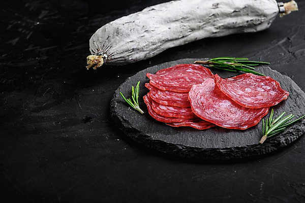 포토 JPG 해외이미지 검은배경 건조 실내 돼지고기 사람없음 소시지 슬라이스 로즈메리 돌판 살라미 카피스페이스 해외포토 백그라운드 육류 내부 검은색 공백 돌_바위 가공식품 허브 파일형식