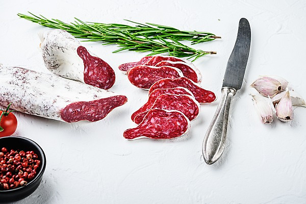 포토 JPG 해외이미지 방울토마토 건조 실내 마늘 돼지고기 사람없음 소시지 나이프 흰배경 슬라이스 로즈메리 통후추 해외포토 식기 백그라운드 토마토 채소 육류 내부 흰색 가공식품 칼 허브 후추 파일형식