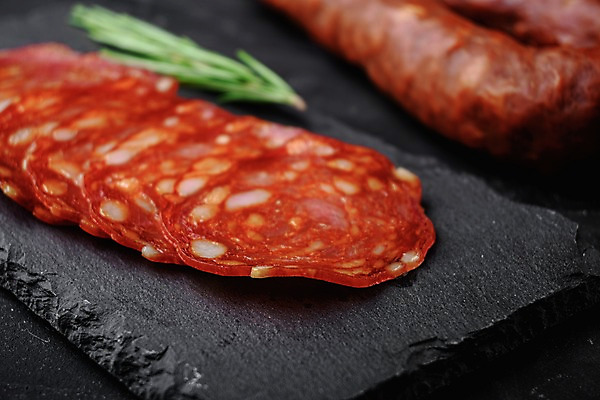 포토 JPG 해외이미지 검은배경 건조 실내 돼지고기 근접촬영 사람없음 소시지 슬라이스 로즈메리 돌판 초리조 해외포토 뷰포인트 백그라운드 육류 내부 검은색 돌_바위 가공식품 허브 파일형식