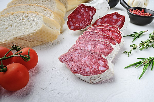 포토 JPG 해외이미지 방울토마토 건조 실내 돼지고기 사람없음 소시지 바게트 흰배경 슬라이스 로즈메리 백리향 통후추 해외포토 빵 백그라운드 토마토 육류 내부 흰색 가공식품 허브 후추 파일형식