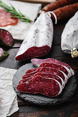 포토 JPG 해외이미지 건조 실내 돼지고기 사람없음 소시지 슬라이스 로즈메리 돌판 초리조 종이호일 나무배경 해외포토 백그라운드 육류 내부 돌_바위 가공식품 허브 파일형식