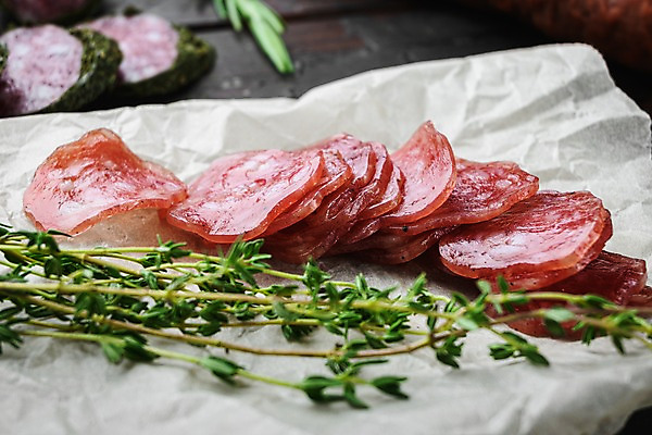 포토 JPG 해외이미지 건조 실내 돼지고기 사람없음 소시지 슬라이스 백리향 초리조 종이호일 나무배경 해외포토 백그라운드 육류 내부 가공식품 파일형식