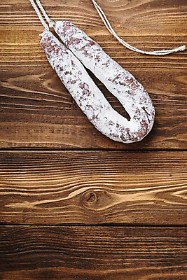 포토 JPG 해외이미지 줄 건조 실내 돼지고기 사람없음 소시지 카피스페이스 나무배경 해외포토 백그라운드 육류 내부 공백 가공식품 파일형식