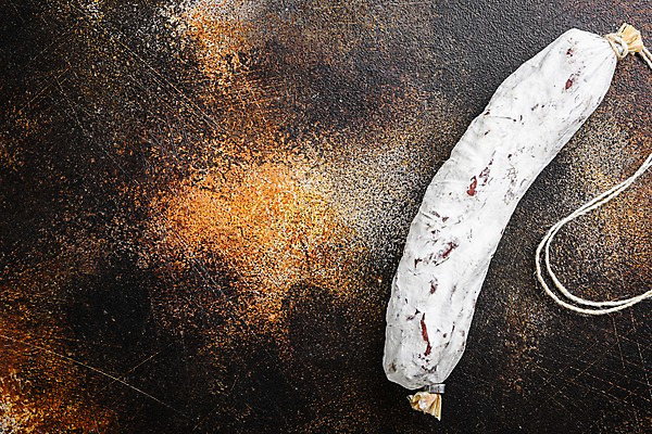 포토 JPG 해외이미지 줄 검은배경 건조 실내 돼지고기 사람없음 한개 소시지 살라미 카피스페이스 해외포토 1 백그라운드 육류 내부 검은색 공백 가공식품 파일형식