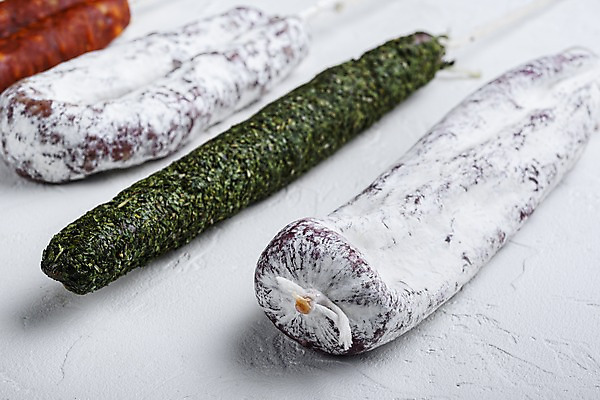 포토 JPG 해외이미지 건조 실내 종류 돼지고기 사람없음 소시지 흰배경 살라미 초리조 허브가루 해외포토 백그라운드 육류 내부 흰색 가공식품 가루 파일형식