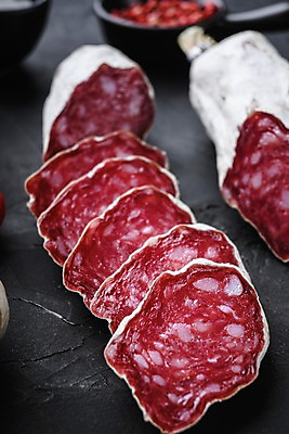 포토 JPG 해외이미지 검은배경 건조 실내 돼지고기 사람없음 아웃포커스 소시지 슬라이스 통후추 해외포토 백그라운드 촬영기법 육류 내부 검은색 가공식품 후추 파일형식