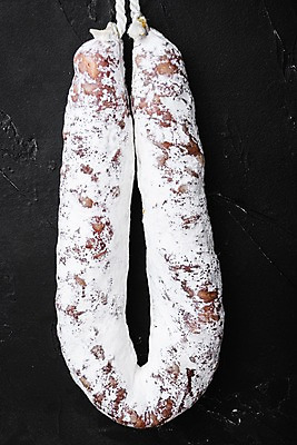 포토 JPG 해외이미지 검은배경 건조 실내 돼지고기 사람없음 한개 소시지 살라미 해외포토 1 백그라운드 육류 내부 검은색 가공식품 파일형식