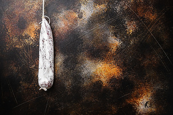 포토 JPG 해외이미지 줄 검은배경 건조 실내 돼지고기 사람없음 한개 소시지 살라미 카피스페이스 해외포토 1 백그라운드 육류 내부 검은색 공백 가공식품 파일형식