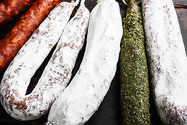 포토 JPG 해외이미지 건조 실내 종류 돼지고기 사람없음 여러개 소시지 살라미 초리조 허브가루 해외포토 다수 육류 내부 가공식품 가루 파일형식