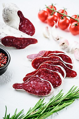 포토 JPG 해외이미지 방울토마토 건조 실내 마늘 돼지고기 사람없음 소시지 흰배경 슬라이스 로즈메리 살라미 통후추 해외포토 백그라운드 토마토 채소 육류 내부 흰색 가공식품 허브 후추 파일형식