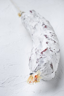 포토 JPG 해외이미지 건조 실내 돼지고기 사람없음 한개 소시지 흰배경 살라미 해외포토 1 백그라운드 육류 내부 흰색 가공식품 파일형식