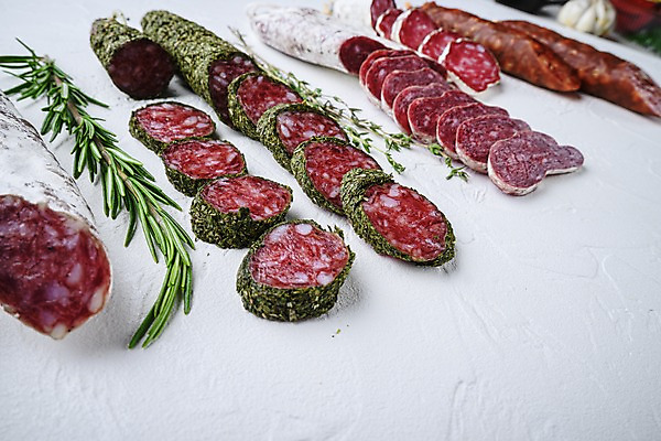 포토 JPG 해외이미지 건조 실내 종류 돼지고기 사람없음 소시지 흰배경 슬라이스 로즈메리 백리향 살라미 초리조 허브가루 해외포토 백그라운드 육류 내부 흰색 가공식품 가루 허브 파일형식