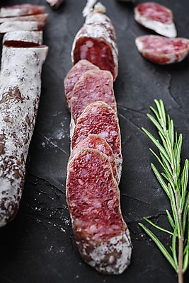 포토 JPG 해외이미지 검은배경 건조 실내 돼지고기 사람없음 소시지 슬라이스 로즈메리 살라미 해외포토 백그라운드 육류 내부 검은색 가공식품 허브 파일형식