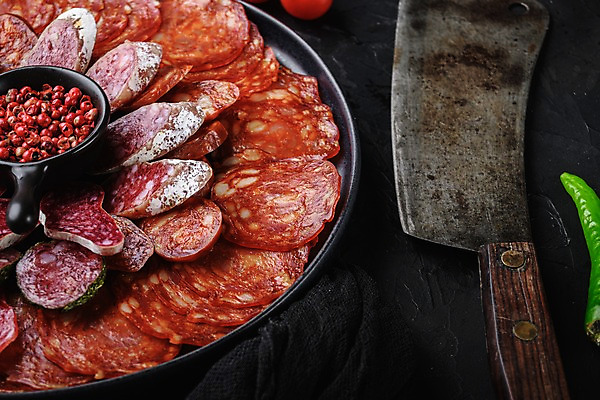 포토 JPG 해외이미지 접시 고추 검은배경 건조 실내 돼지고기 사람없음 소시지 칼 슬라이스 살라미 초리조 통후추 플레이팅 해외포토 식기 백그라운드 채소 육류 내부 검은색 가공식품 상차림 후추 파일형식