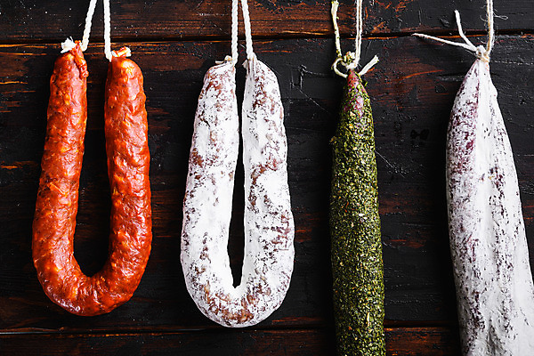 포토 JPG 해외이미지 줄 건조 실내 종류 돼지고기 사람없음 소시지 살라미 초리조 허브가루 나무배경 해외포토 백그라운드 육류 내부 가공식품 가루 파일형식